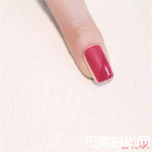 光泽混搭美甲怎么画？_将印花“穿”在指尖 让你的指尖Fashion有质感！