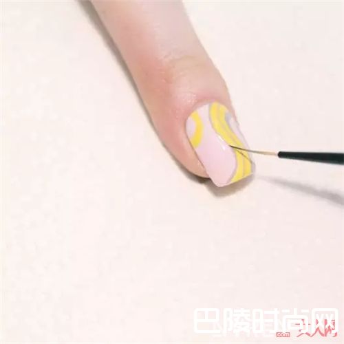 马卡龙条纹美甲怎么画？_将印花“穿”在指尖 让你的指尖Fashion有质感！