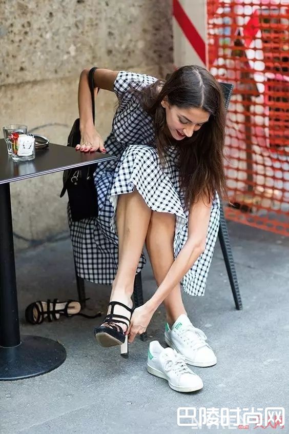 今夏时髦元素有哪些_运动鞋搭这几条裙子,就能让你的夏天美得不像话