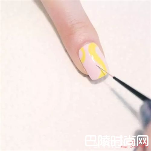 马卡龙条纹美甲怎么画？_将印花“穿”在指尖 让你的指尖Fashion有质感！