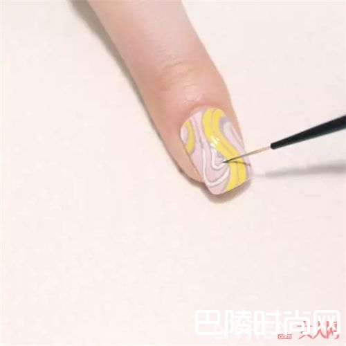 马卡龙条纹美甲怎么画？_将印花“穿”在指尖 让你的指尖Fashion有质感！