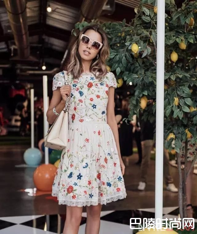 修身连衣裙配低跟鞋_最吸引直男的穿衣公式 女生这么穿他们觉得超美