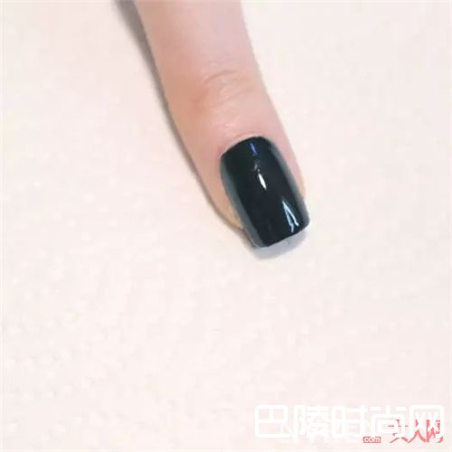 亮色点睛美甲怎么画？_将印花“穿”在指尖 让你的指尖Fashion有质感！