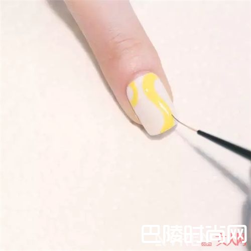 马卡龙条纹美甲怎么画？_将印花“穿”在指尖 让你的指尖Fashion有质感！