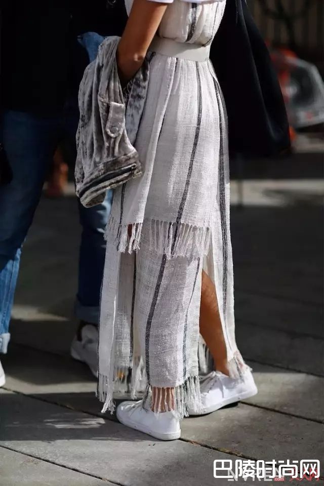 秀场上的运动鞋和裙子组合_运动鞋搭这几条裙子，就能让你的夏天美得不像话