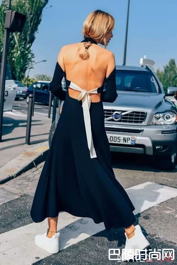 秀场上的运动鞋和裙子组合_运动鞋搭这几条裙子，就能让你的夏天美得不像话