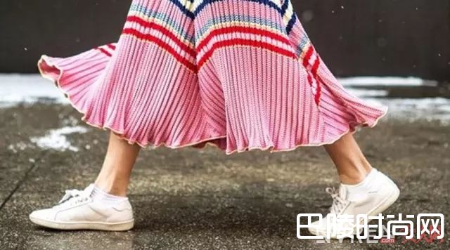 秀场上的运动鞋和裙子组合_运动鞋搭这几条裙子，就能让你的夏天美得不像话