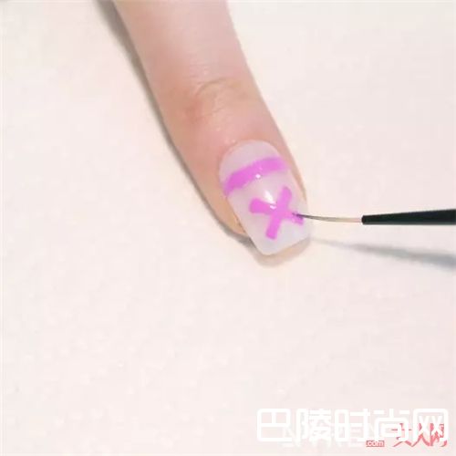 撞色军绿美甲怎么画？_将印花“穿”在指尖 让你的指尖Fashion有质感！