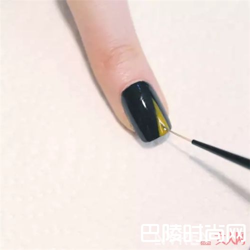 亮色点睛美甲怎么画？_将印花“穿”在指尖 让你的指尖Fashion有质感！