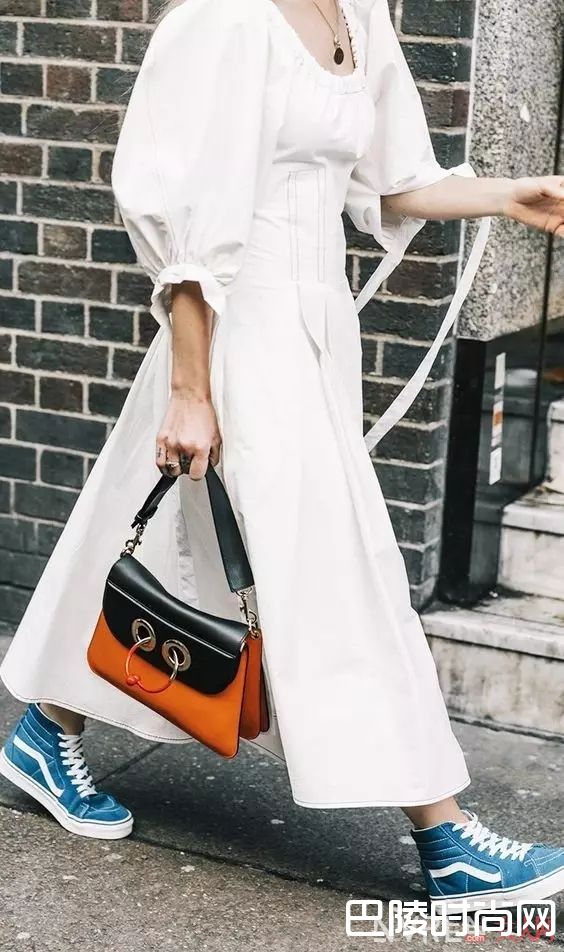 秀场上的运动鞋和裙子组合_运动鞋搭这几条裙子，就能让你的夏天美得不像话
