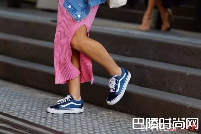 秀场上的运动鞋和裙子组合_运动鞋搭这几条裙子，就能让你的夏天美得不像话