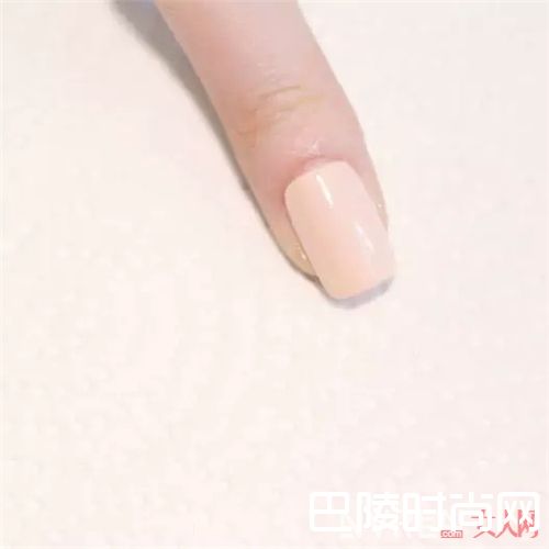 光泽混搭美甲怎么画？_将印花“穿”在指尖 让你的指尖Fashion有质感！
