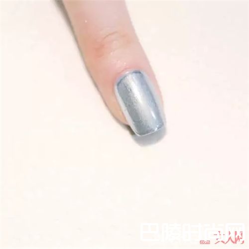 金属质感美甲怎么画？_将印花“穿”在指尖 让你的指尖Fashion有质感！