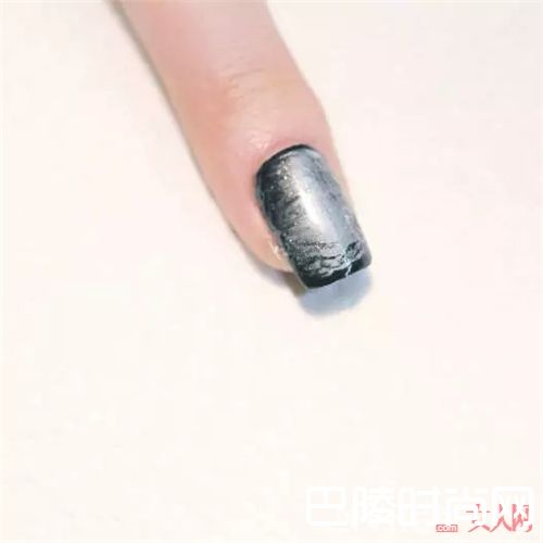 金属质感美甲怎么画？_将印花“穿”在指尖 让你的指尖Fashion有质感！