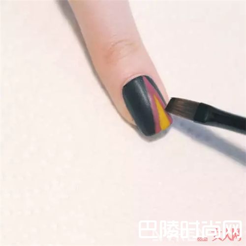 亮色点睛美甲怎么画？_将印花“穿”在指尖 让你的指尖Fashion有质感！