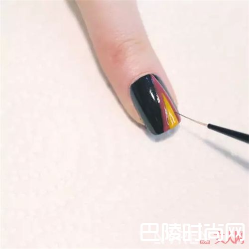 亮色点睛美甲怎么画？_将印花“穿”在指尖 让你的指尖Fashion有质感！