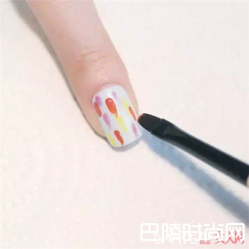 波普印花美甲怎么画?_将印花“穿”在指尖 让你的指尖Fashion有质感!