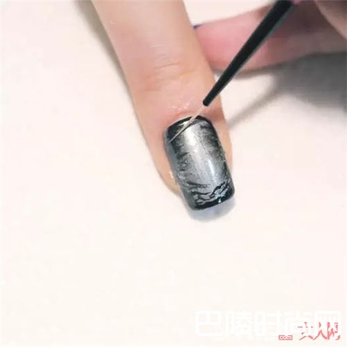 金属质感美甲怎么画？_将印花“穿”在指尖 让你的指尖Fashion有质感！