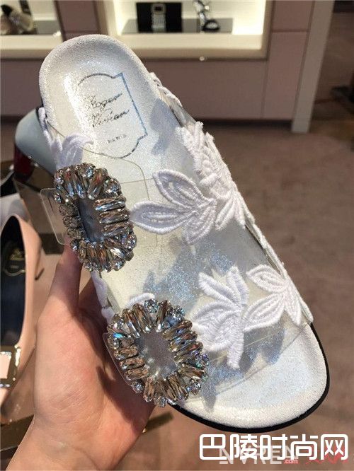 Roger Vivier拖鞋简介_2017夏天,最值得入手的13双拖鞋有哪些品牌?