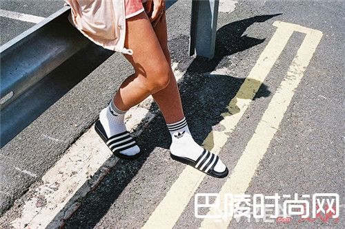 Adidas游泳拖鞋简介_2017夏天，最值得入手的13双拖鞋有哪些品牌？