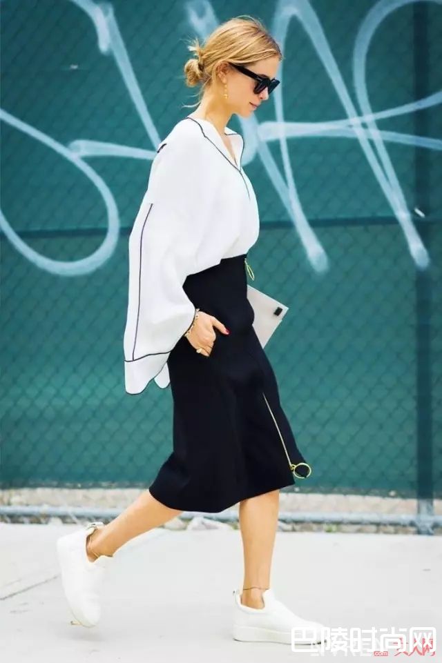 宽松衬衫配高开衩半裙_夏季迷人“半裙+衬衫” 一秒打破沉闷OL装！