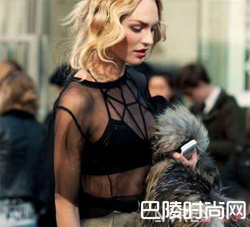 透视薄纱裙怎么穿出自己的味道_夏天有了这四款美裙，你就能美成一道街景！