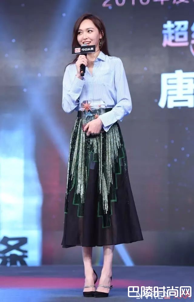 明星衬衫加半裙的搭配_夏季迷人“半裙+衬衫” 一秒打破沉闷OL装!