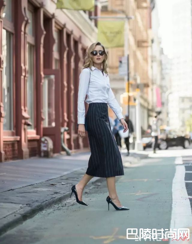 明星衬衫加半裙的搭配_夏季迷人“半裙+衬衫” 一秒打破沉闷OL装！