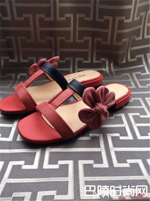 Prada拖鞋简介_2017夏天，最值得入手的10双拖鞋有哪些品牌？