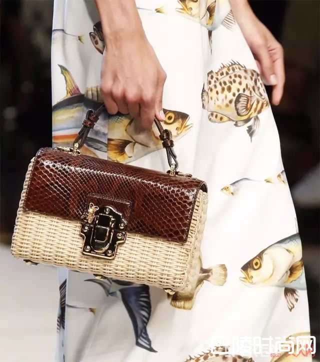 编织和皮革拼接的包包推荐_夏天流行的菜篮子包 必须这么挑才有质感