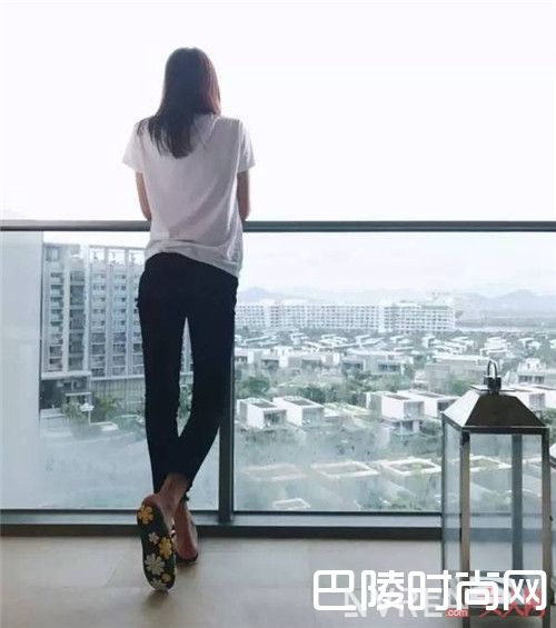 Prada拖鞋简介_2017夏天，最值得入手的10双拖鞋有哪些品牌？