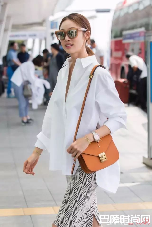 宽松衬衫配高开衩半裙_夏季迷人“半裙+衬衫” 一秒打破沉闷OL装！