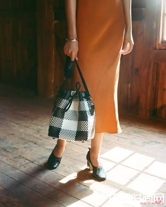 适合背去上班的编织包有哪些_夏天流行的菜篮子包 必须这么挑才有质感