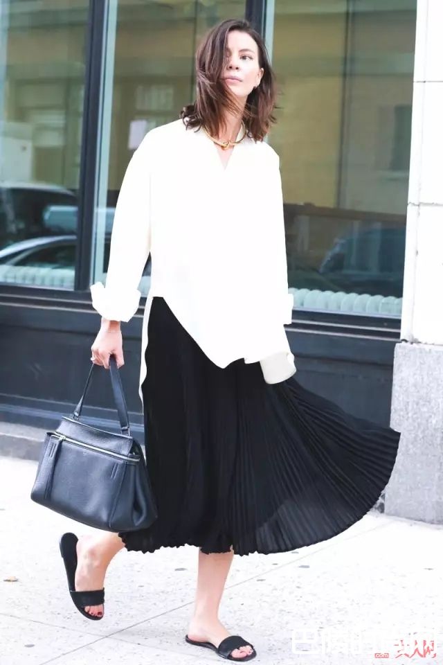 衬衫的色彩搭配_夏季迷人“半裙+衬衫” 一秒打破沉闷OL装！