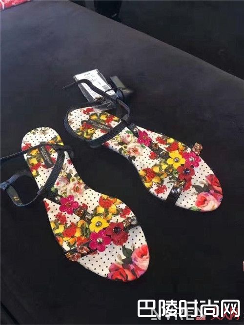 Delpozo西班牙品牌尖头拖鞋简介_2017夏天,最值得入手的13双拖鞋有哪些品牌?