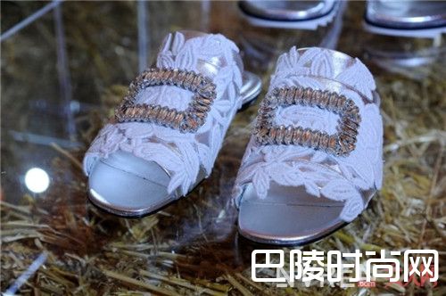 Roger Vivier拖鞋简介_2017夏天,最值得入手的13双拖鞋有哪些品牌?