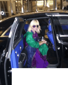 Donatella Versace介绍_这种神奇的配色 让运动服都能看起来超奢华