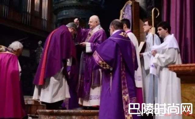 Versace2017春夏主色调_这种神奇的配色 让运动服都能看起来超奢华