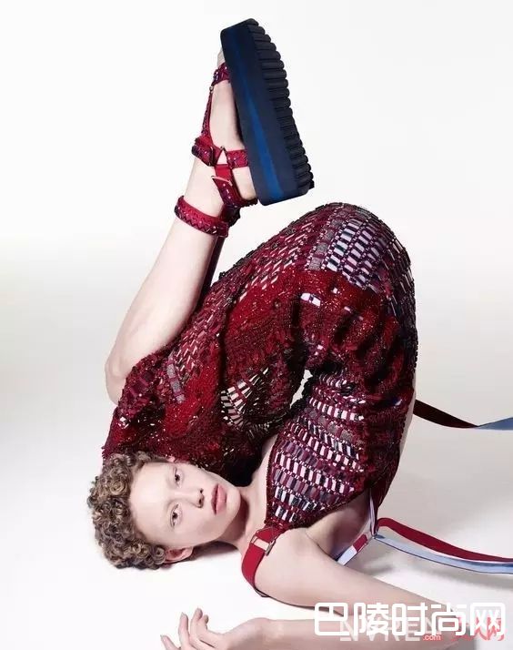 紫红色如何搭配_这种神奇的配色 让运动服都能看起来超奢华