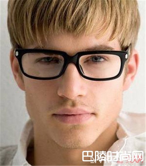 眼镜如何弱化颧骨_你的眼镜搭配得了你的脸型吗 如何巧用眼镜修饰五官