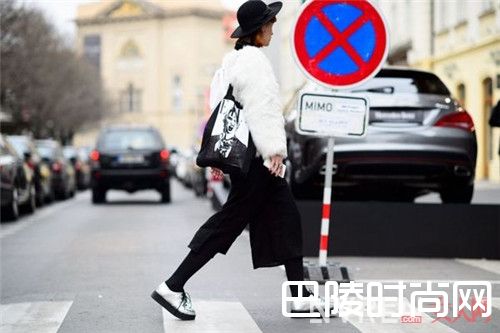 休闲鞋如何搭配出时尚街头风_女士如何用一双休闲鞋玩转各种不同风格