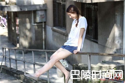 休闲鞋如何搭配出小清新_女士如何用一双休闲鞋玩转各种不同风格