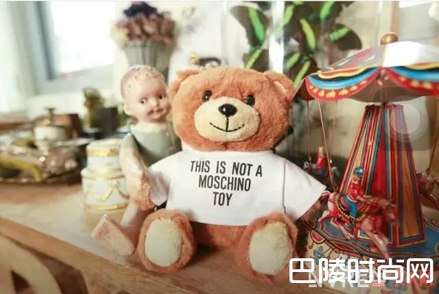 MOSCHINO T恤_这些T恤才是今年最流行的 一人三件不嫌多