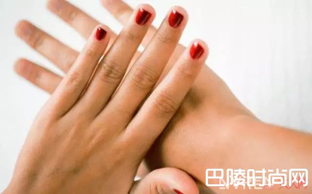 皮肤暗黄选什么颜色指甲油_黑黄皮涂了也显白的指甲油 究竟该怎么挑？