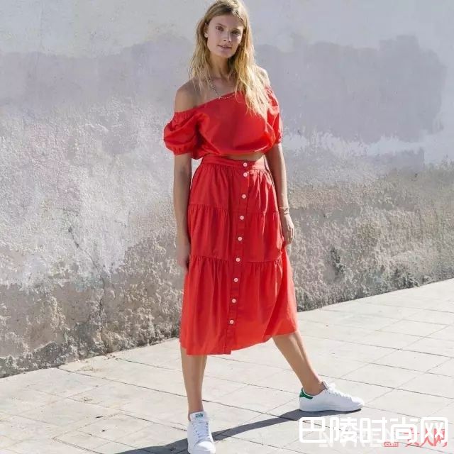 度假小白鞋_海边度假穿什么?来看看简单易学+美貌上镜的穿搭法