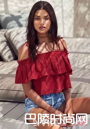 露肩上衣加牛仔短裤_海边度假穿什么？来看看简单易学+美貌上镜的穿搭法