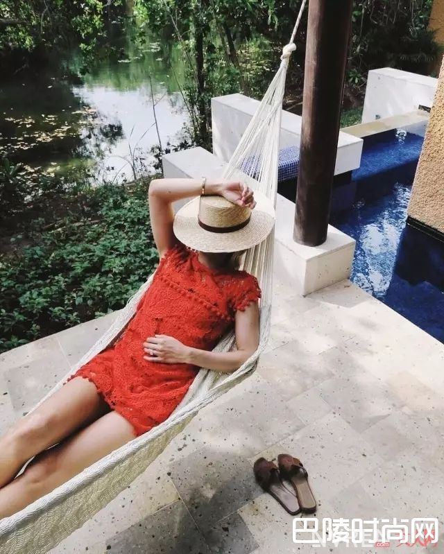 度假风小红裙_海边度假穿什么？来看看简单易学+美貌上镜的穿搭法