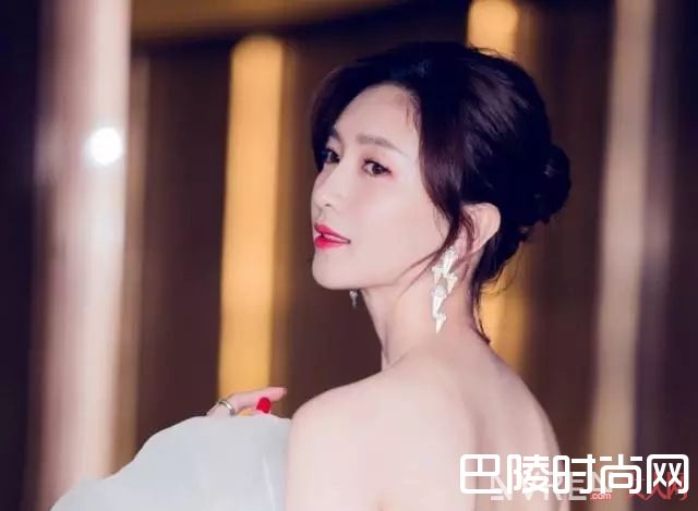 如何有天鹅颈和光滑背部_夏天怎能不露肉 露出的每一个部位都有学问