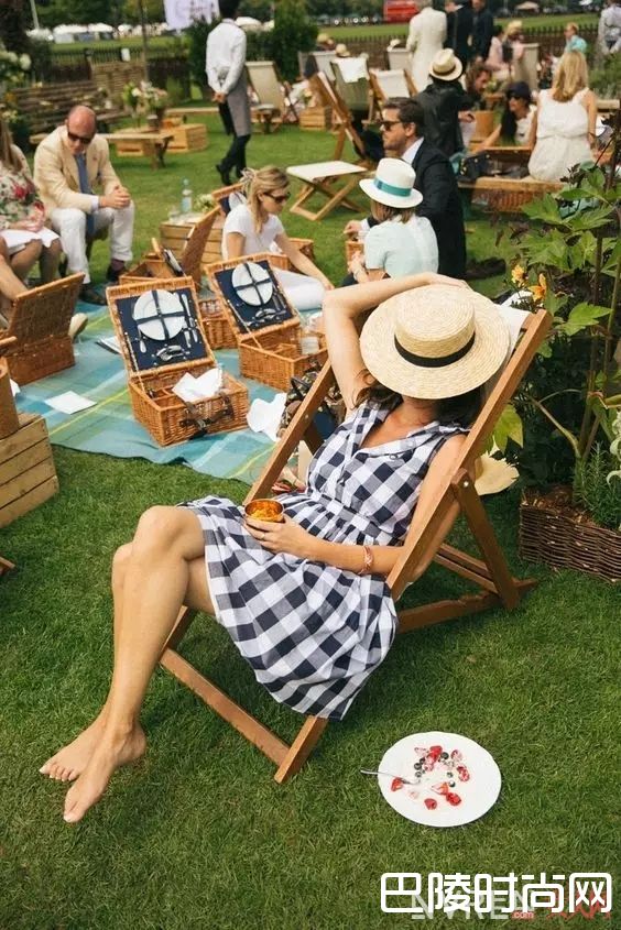 度假格纹裙_海边度假穿什么？来看看简单易学+美貌上镜的穿搭法