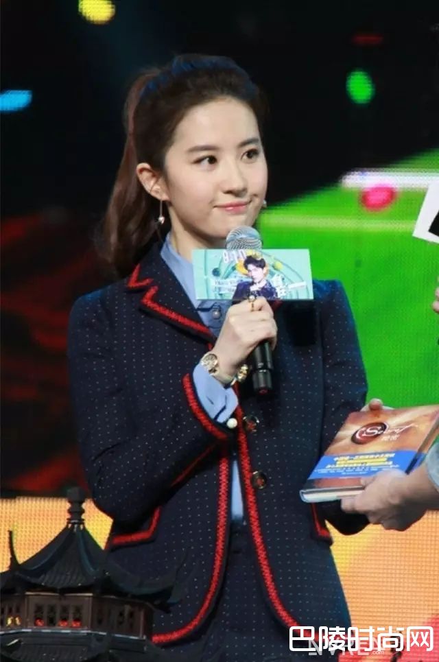 高马尾发型_头发长了别披着！这10种发型让你美成夏日女神！